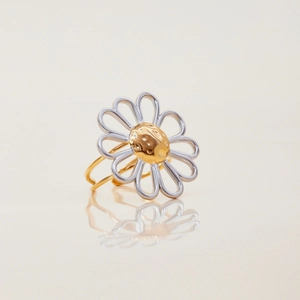 Detailed close-up of two-tone daisy ring with gold core and silver petals