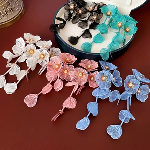 Cinq couleurs de boucles d'oreilles fleurs à pompons longs en maille et clous en zircon