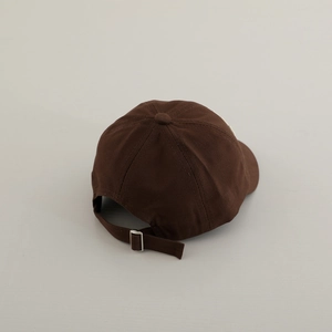 Detailansicht der dunkelbraunen Baby-Baseballkappe mit verstellbarem Metallverschluss