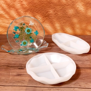 Dettaglio macro dello stampo in silicone a onde con vassoio in resina e fiori