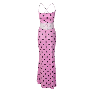 Détail de la robe longue rose à pois avec bretelles fines et design dos nu à lacets