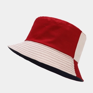 Détail du chapeau bob bicolore rouge et beige avec des coutures de renfort sur le rebord