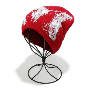 Détail du bonnet rouge en tricot avec motif jacquard blanc et texture élastique