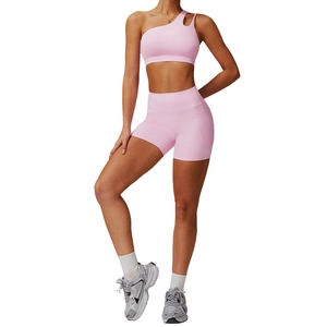 Ensemble de sport rose avec brassière asymétrique et short à poches latérales