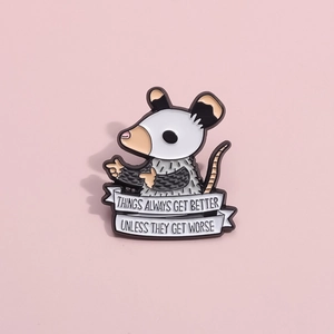 Lustige Emaille-Anstecknadel mit Opossum und sarkastischem Spruch auf rosa Grund