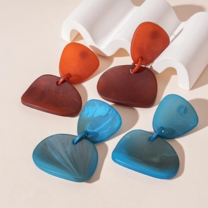 Boucles d'oreilles géométriques en acrylique orange et bleu à texture marbrée