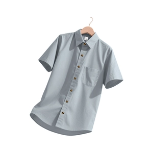 Detailansicht hellblaues Kurzarmhemd mit Größenetikett M und Baumwollmischung Stoff