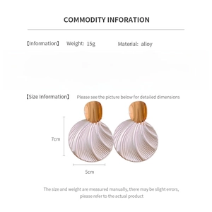 Detailed spec sheet showing 7cm golden round studs with white shell texture pendants