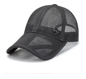 Détail de la casquette de baseball en mesh gris foncé avec logo de montagne aéré