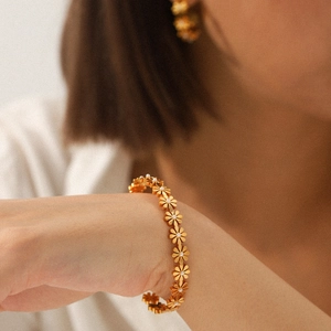 Elegant Daisy Flower Open Bangle Bracelet For Women 18K Gold Plated Stainless Steel With Faux Artificial Pearl Floral Adjustable Jewelry