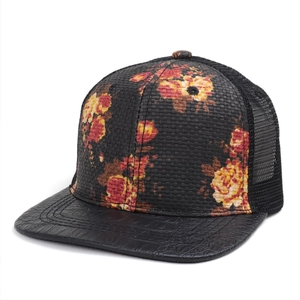 Cappellino snapback con stampa floreale trama in paglia e visiera in finta pelle di coccodrillo