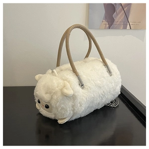 Dettaglio della borsa di peluche bianca a forma di pecora con fibbie in metallo