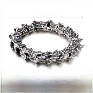 Gros plan du bracelet quille en acier inoxydable punk montrant les dimensions 230x16mm et 133g