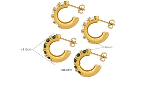 Gros plan de boucles d'oreilles en C plaquées or 18 carats avec zircons blancs et verts