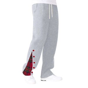 Détail du jogging gris pour homme avec fentes latérales en tartan rouge et boutons