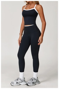 Detail der schwarzen High-Waist Yoga-Leggings und Sport-Top mit weißen Kontrastkanten