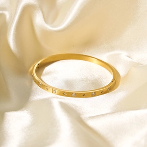 Elegante bracciale in acciaio inossidabile placcato oro 18k con zirconi su seta
