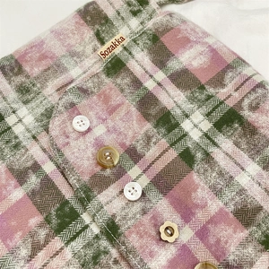 Détail du sac en toile à carreaux tie-dye avec boutons mixtes et étiquette Sozakka