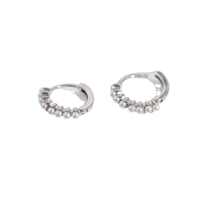 Créoles minimalistes en argent avec petites perles blanches au design coréen élégant
