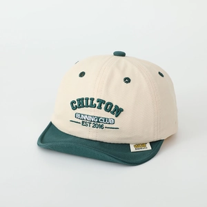 Détail de la casquette souple avec broderie contrastée et étiquette de marque latérale