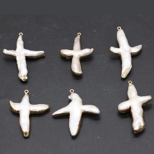Lot de six pendentifs en forme de croix avec perles d'eau douce et bordure dorée