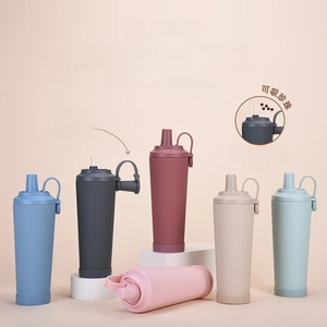 Multiple colors of 830ml insulated tumblers with magnetic handles and wide Tritan straws