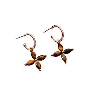 Boucles d'oreilles fleur en œil de tigre plaqué or 18 carats au design rétro à quatre pétales