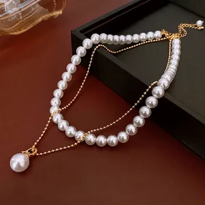 Collier double rang plaqué or avec perles blanches et pendentif de style luxe