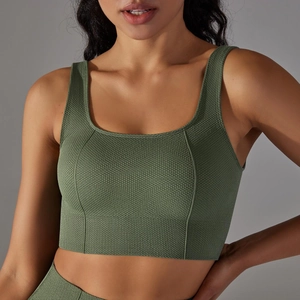 Détail de la texture tricotée sans couture sur le soutien-gorge de sport vert armée