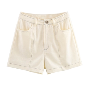 Short décontracté taille haute crème avec surpiqûres contrastées et bouton unique