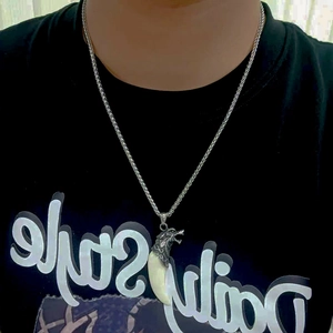 Collana punk da uomo in acciaio al titanio con pendente dente di lupo indossato da modello