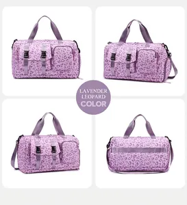 Detailansichten einer helllila Gym-Tasche mit Leopardenmuster und vielen Taschen