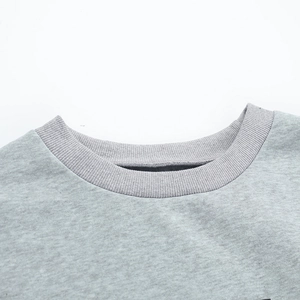 Détail du col rond côtelé et des coutures sur un haut de sweat-shirt gris clair