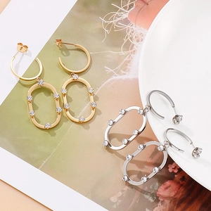 Boucles d'oreilles créoles géométriques en acier titane et strass en coloris or et argent