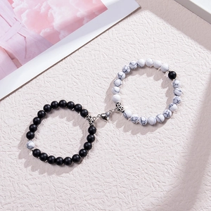 Bracelets de couple magnétiques avec perles en turquoise blanche et pierre noire mate