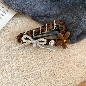 Details der Haarklammer mit Leopardenmuster, Perlenbogen, Beflockter Blume und Strassstein