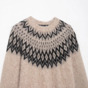Maglione in maglia di alpaca beige con classici motivi geometrici Fair Isle neri