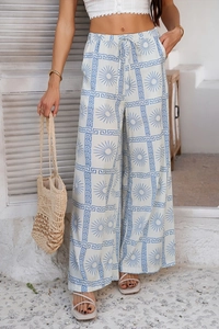 Détail du pantalon large bohème blanc et bleu avec cordon de serrage à la taille