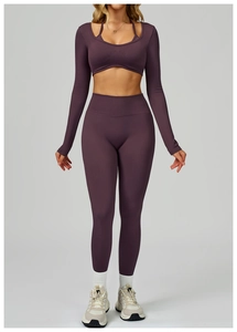 Détail de l'ensemble de yoga bordeaux sans couture avec haut dos nu et legging taille haute