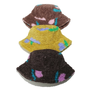 Set di tre cappelli a secchiello in lana di agnello a fiori per donna in colori autunnali