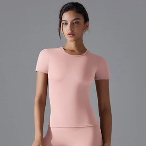 Detail von rosa Yoga-Kurzarmshirt mit gebürstetem Stoff und matter Textur für Sport