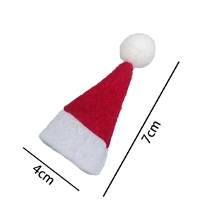Detailed size chart for the mini red and white felt Christmas hat measuring 4cm by 7cm