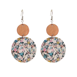 Boucles d'oreilles bohèmes avec clous en bois et pendentifs en liège à motif floral coloré