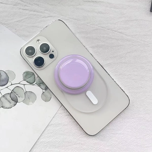 Dettaglio del supporto MagSafe lavanda su custodia trasparente con accento floreale