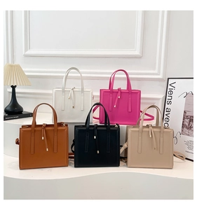 Variété de sacs fourre-tout tendance en blanc, rose, marron et noir exposés ensemble