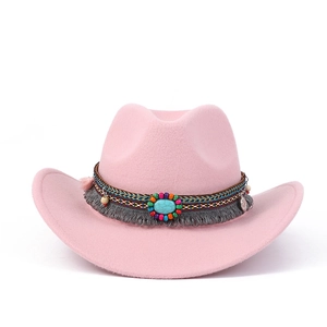 Chapeau de cowboy en feutre rose avec ruban ethnique et détail de pierre turquoise