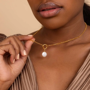 Elegant 18K gold plated stainless steel necklace with pearl pendant on female model