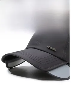 Dettaglio del cappellino sportivo grigio scuro ad asciugatura rapida con alette parasole
