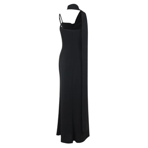 Détail d'une robe longue noire moulante avec écharpe de cou élégante et ruban pendant