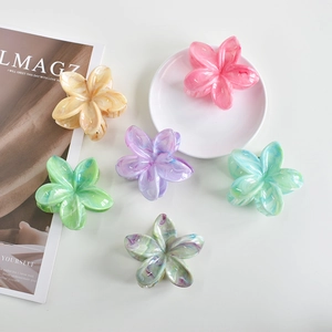 Detail of 7cm plumeria hair claws featuring marble texture and six pastel colors